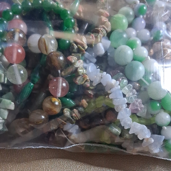 Full Quart Bag Lot of Mostly Gemstone Beads And 2 Packs of Seed Beads - Picture 4 of 11